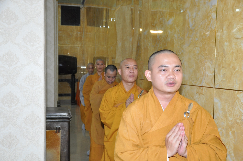 Chư Tăng đi kinh hành trong thời công phu khuya Chư Tăng đi kinh hành trong thời công phu khuya
