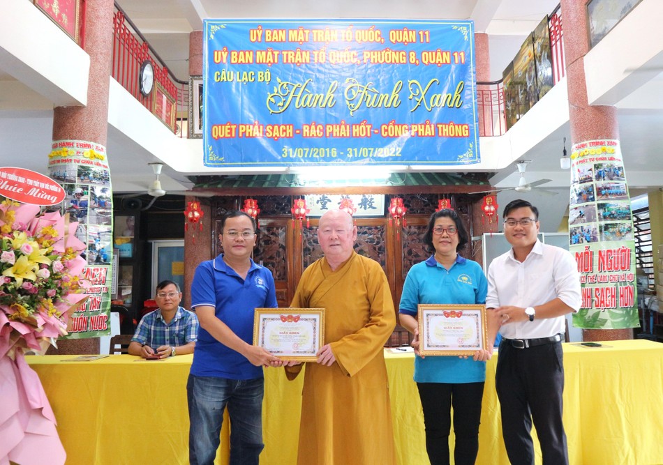 Thượng tọa Thích Duy Trấn và thành viên Câu Lạc bộ Hành Trình Xanh chùa Liên Hoa nhận được nhiều bằng khen, sự ghi nhận của chính quyền quận 11 và phường 8 sở tại