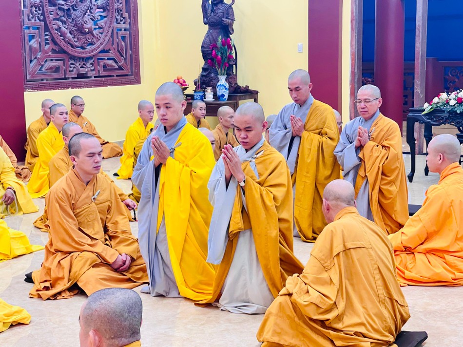 Chư Tăng thực hiện lễ bố-tát Chư Tăng thực hiện lễ bố-tát