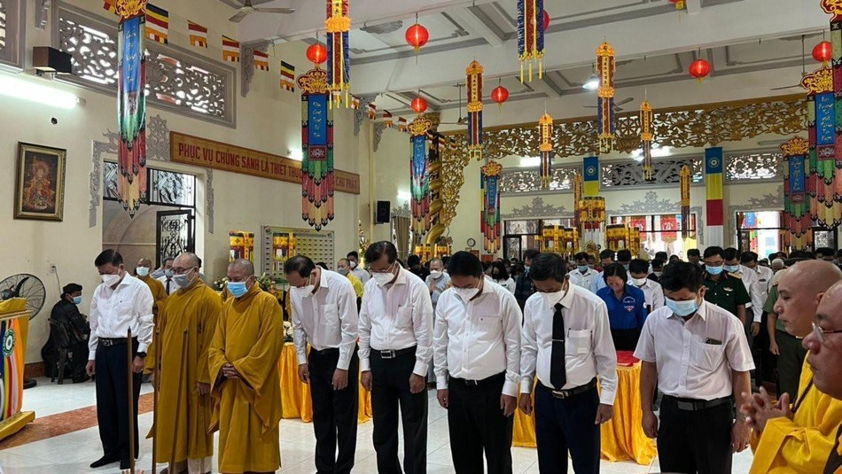 Chư tôn giáo phẩm, lãnh đạo chính quyền dành một phút tưởng niệm người đã mất do đại dịch Covid-19 Chư tôn giáo phẩm, lãnh đạo chính quyền dành một phút tưởng niệm người đã mất do đại dịch Covid-19
