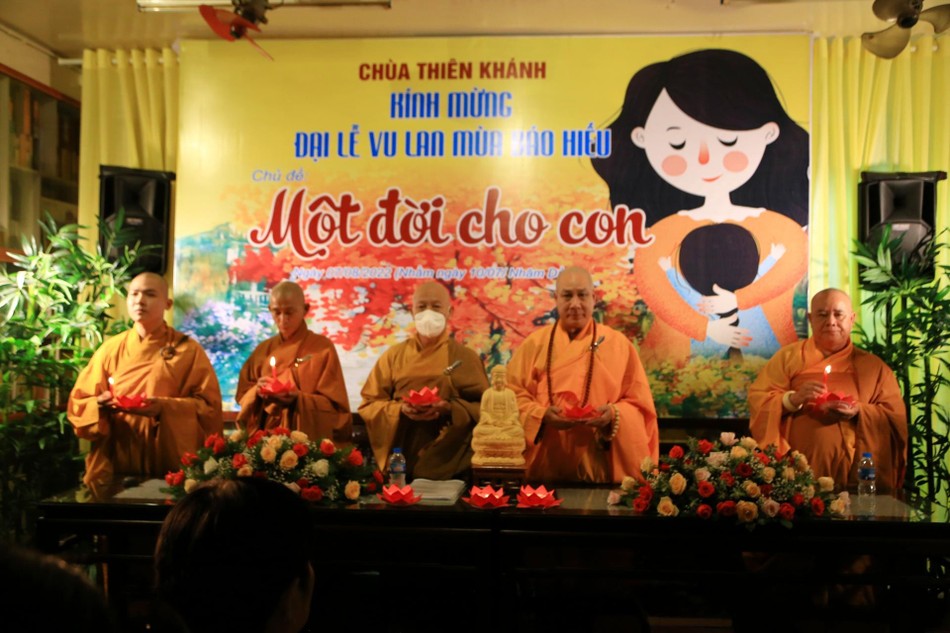 Quý chư tôn đức thắp nến tưởng niệm Quý chư tôn đức thắp nến tưởng niệm