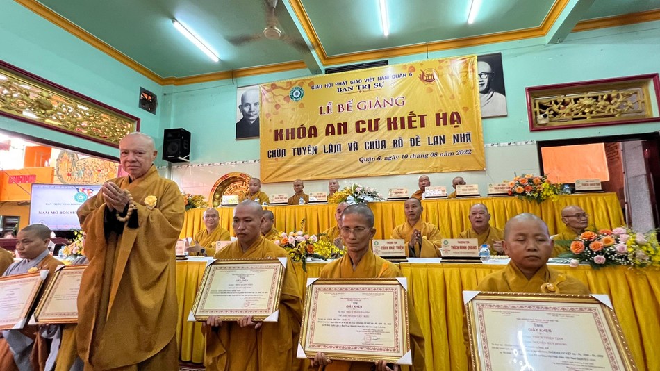 Hòa thượng Thích Nhựt Hỷ trao Giấy khen đến chư tôn đức hành giả Hòa thượng Thích Nhựt Hỷ trao Giấy khen đến chư tôn đức hành giả