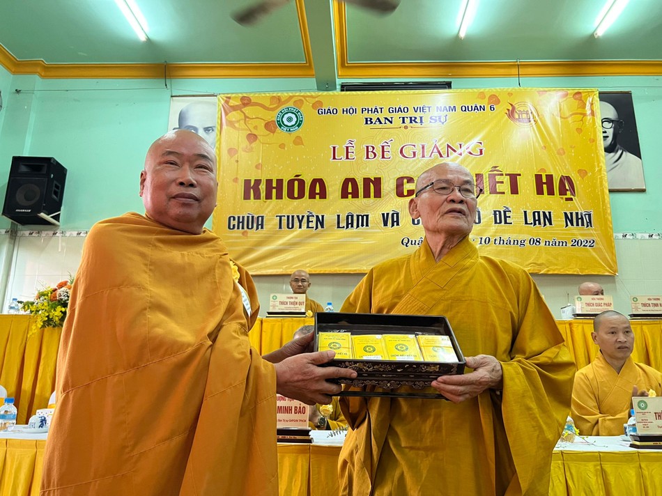 Hòa thượng Thích Giác Pháp trao chứng điệp kiết hạ đến Thượng tọa Thích Thiện Nghĩa Hòa thượng Thích Giác Pháp trao chứng điệp kiết hạ đến Thượng tọa Thích Thiện Nghĩa