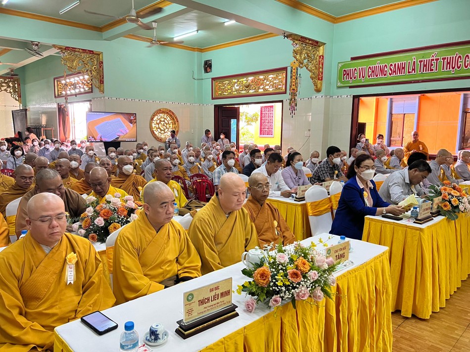 Chư tôn đức lắng nghe báo cáo Chư tôn đức lắng nghe báo cáo