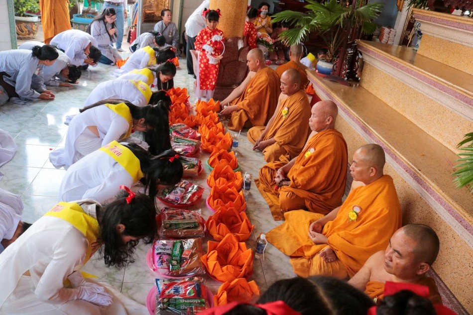 Các Phật tử dâng lên lời tác bạch cúng dường