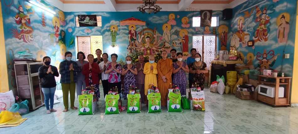 Chư Ni tịnh xá Ngọc Đạo trao quà đến người có hoàn cảnh khó khăn tại địa phương Chư Ni tịnh xá Ngọc Đạo trao quà đến người có hoàn cảnh khó khăn tại địa phương