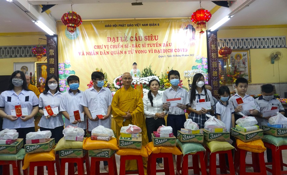 70 suất học bổng được trao đến các em học sinh nhân dịp này 70 suất học bổng được trao đến các em học sinh nhân dịp này