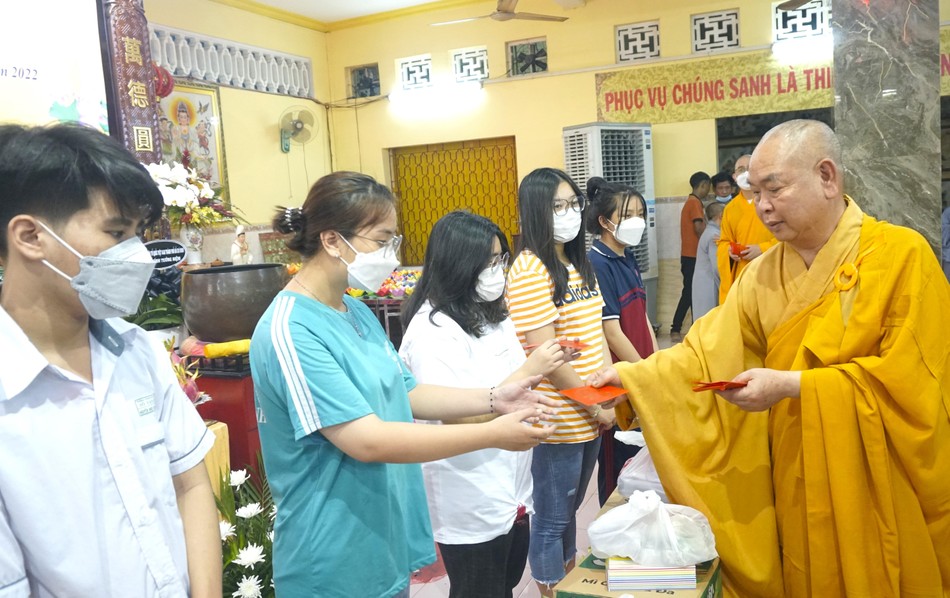 Thượng tọa Thích Huệ Công trao học bổng cho học sinh mồ côi cha mẹ do dịch Covid-19 Thượng tọa Thích Huệ Công trao học bổng cho học sinh mồ côi cha mẹ do dịch Covid-19
