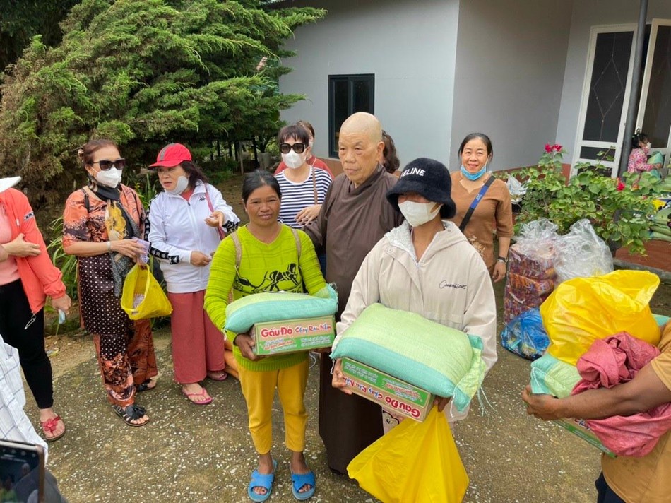 Ni trưởng Thích nữ Nhật Minh trao tặng quà cho đồng bào dân tộc Ni trưởng Thích nữ Nhật Minh trao tặng quà cho đồng bào dân tộc