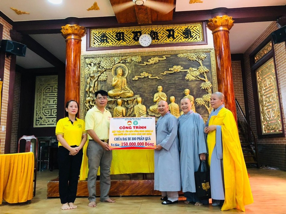 Chùa Đại Bi trao tặng 300 phần quà cho người dân Chùa Đại Bi trao tặng 300 phần quà cho người dân