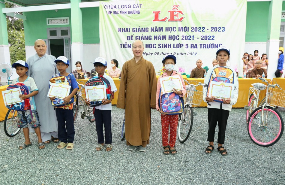 Các em học sinh được tặng quà tiếp sức đến lớp, đến trường Các em học sinh được tặng quà tiếp sức đến lớp, đến trường