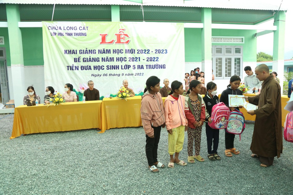 Giấy khen và quà cho các em chăm học Giấy khen và quà cho các em chăm học