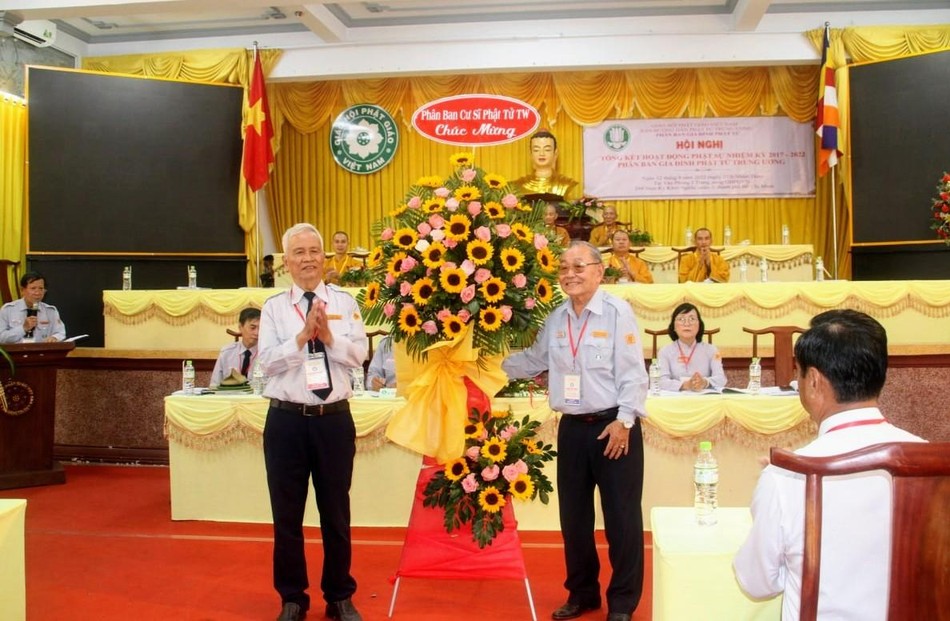 Phân ban Cư sĩ Phật tử Trung ương tặng hoa chúc mừng Phân ban Cư sĩ Phật tử Trung ương tặng hoa chúc mừng