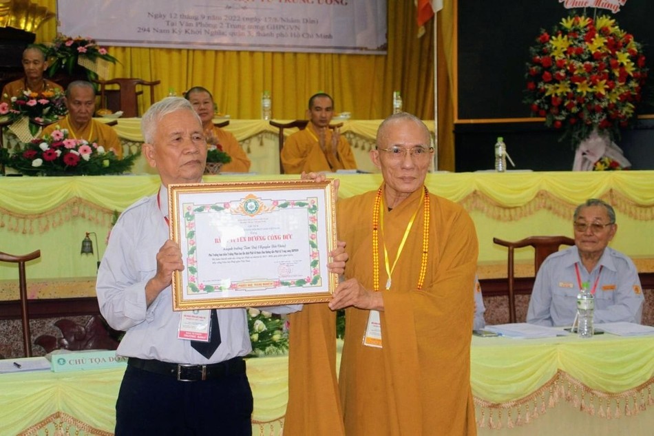 Hòa thượng Thích Huệ Trí trao Bằng tuyên dương công đức đến Huynh trưởng cấp Dũng Tâm Duệ – Nguyễn Đức Châu Hòa thượng Thích Huệ Trí trao Bằng tuyên dương công đức đến Huynh trưởng cấp Dũng Tâm Duệ – Nguyễn Đức Châu