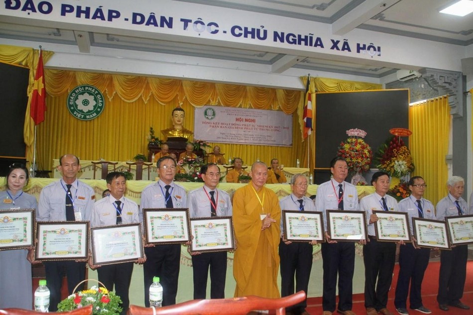 Thượng tọa Thích Phước Nghiêm trao Bằng tuyên dương công đức đến các huynh trưởng Thượng tọa Thích Phước Nghiêm trao Bằng tuyên dương công đức đến các huynh trưởng