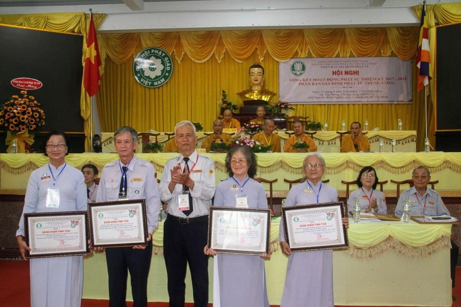 Các huynh trưởng có thành tích Phật sự xuất sắc trong nhiệm kỳ qua Các huynh trưởng có thành tích Phật sự xuất sắc trong nhiệm kỳ qua