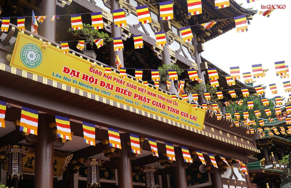 Băng-rôn, cờ ngũ sắc bay phấp phới Băng-rôn, cờ ngũ sắc bay phấp phới