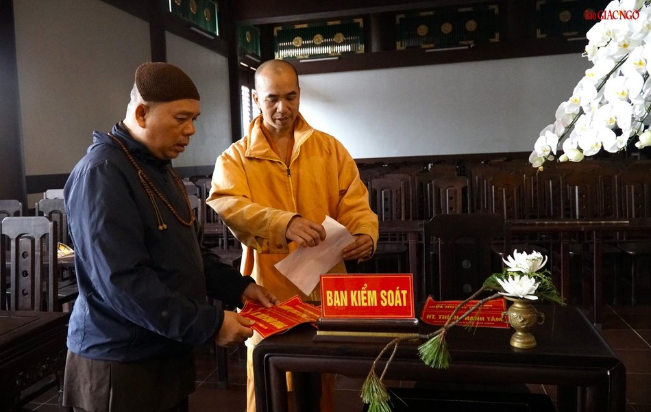 Ban Tổ chức kiểm tra lại tên, vị trí ngồi của chư tôn đức Ban Tổ chức kiểm tra lại tên, vị trí ngồi của chư tôn đức