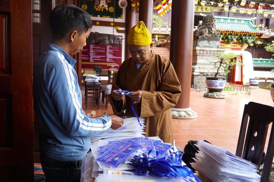 Ban Tổ chức kiểm tra lại tập hồ sơ phát cho đại biểu Ban Tổ chức kiểm tra lại tập hồ sơ phát cho đại biểu