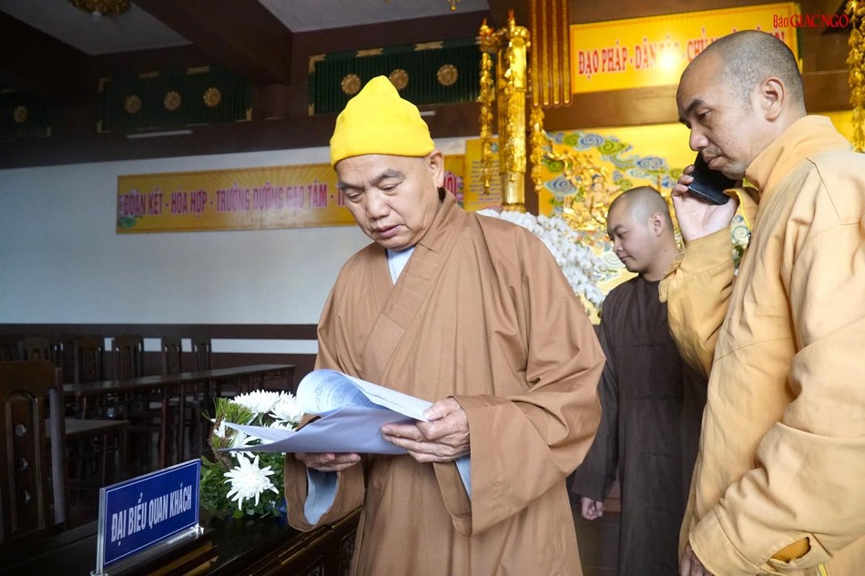 Hòa thượng Trưởng ban Trị sự, kiêm Trưởng ban Tổ chức Đại hội kiểm tra lại văn kiện Đại hội Hòa thượng Trưởng ban Trị sự, kiêm Trưởng ban Tổ chức Đại hội kiểm tra lại văn kiện Đại hội