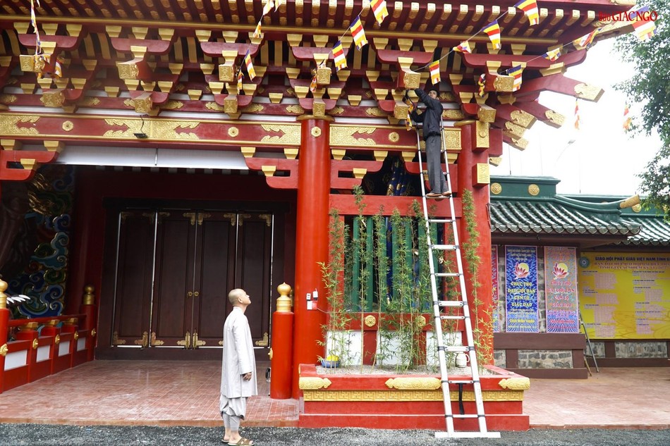 Chỉnh trang lại cờ Phật giáo, sau đêm mưa phùn ở phố núi Chỉnh trang lại cờ Phật giáo, sau đêm mưa phùn ở phố núi