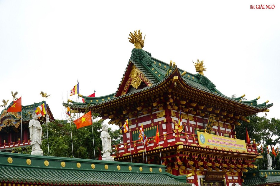 Cờ tung bay chào mừng đại hội Cờ tung bay chào mừng đại hội