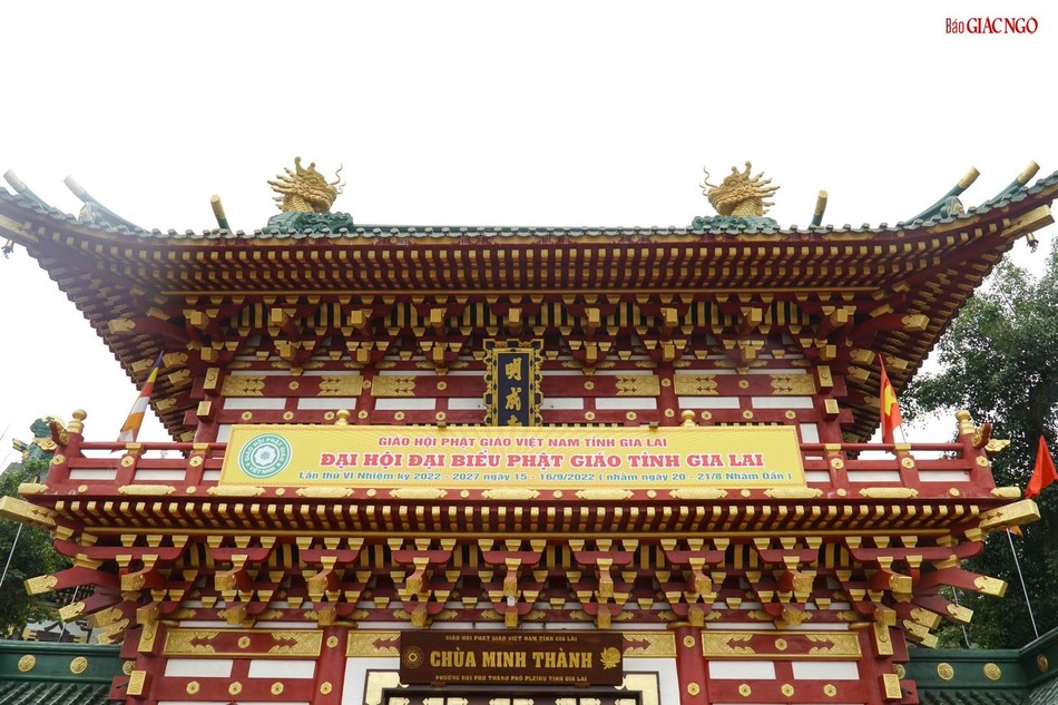 Cổng chào thiết trí rực rỡ Cổng chào thiết trí rực rỡ