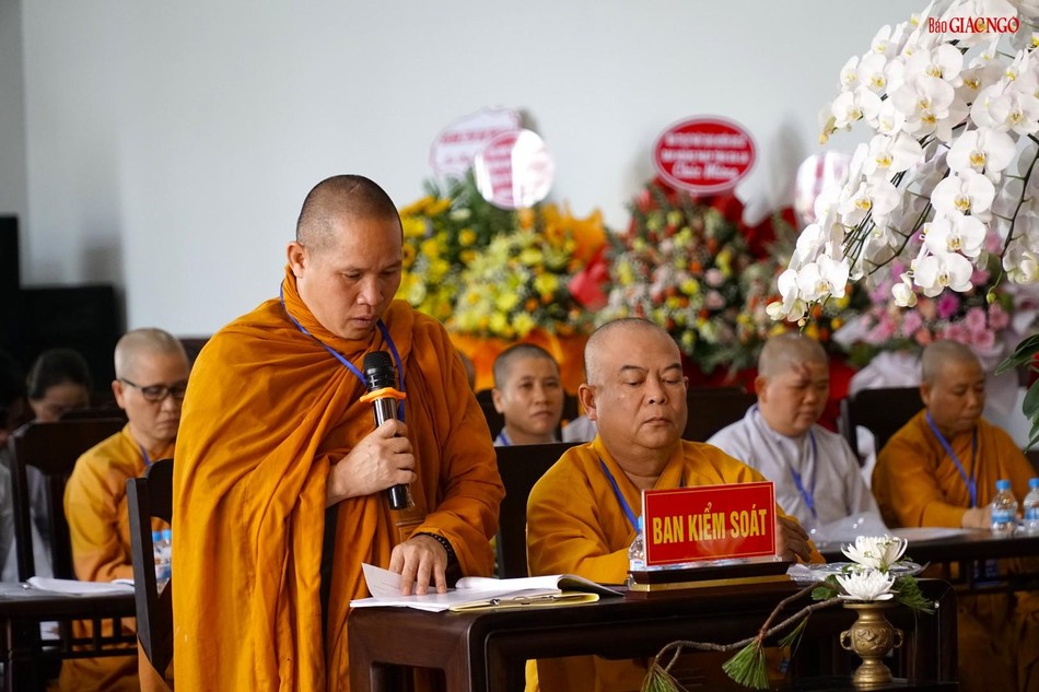 Đại diện Ban Kiểm soát báo cáo