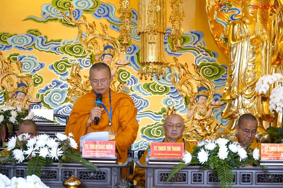 Thượng tọa Thích Giác Hiền báo cáo