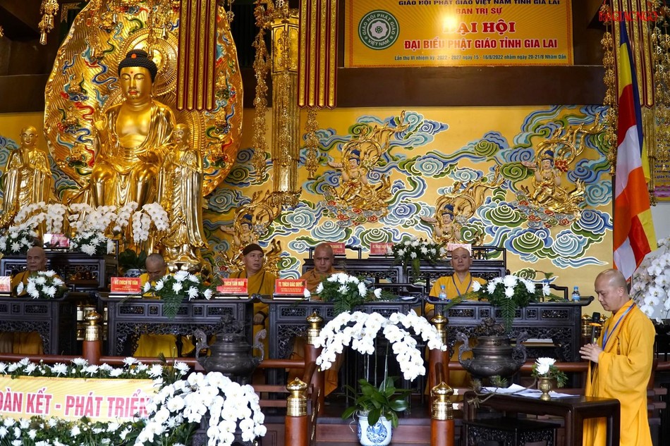 Đại đức Thích Quảng Phước, Phó ban Trị sự Phật giáo tỉnh, Trưởng ban Trị sự Phật giáo huyện Chư Sê phát biểu tham luận “Phật giáo Chư Sê với công tác phụng sự xã hội”