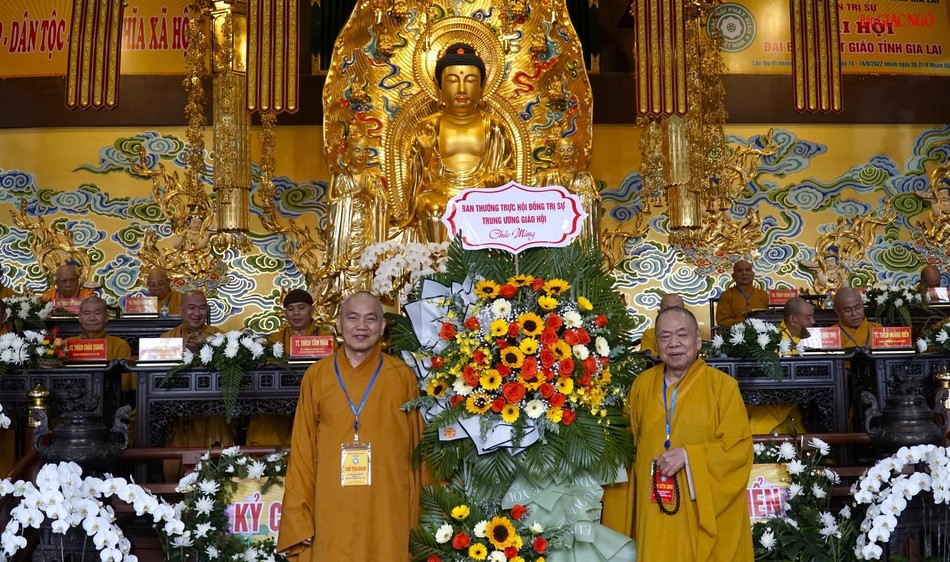 Hòa thượng Thích Thiện Pháp, Phó Chủ tịch Thường trực Hội đồng Trị sự, Trưởng ban Tăng sự Trung ương tặng hoa chúc mừng Hòa thượng Thích Thiện Pháp, Phó Chủ tịch Thường trực Hội đồng Trị sự, Trưởng ban Tăng sự Trung ương tặng hoa chúc mừng