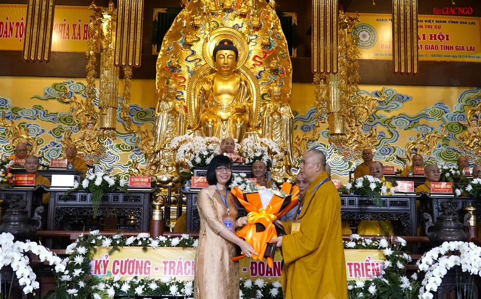 Phó Chủ tịch UBND tỉnh Nguyễn Thị Thanh Lịch tặng hoa chúc mừng đại hội Phó Chủ tịch UBND tỉnh Nguyễn Thị Thanh Lịch tặng hoa chúc mừng đại hội