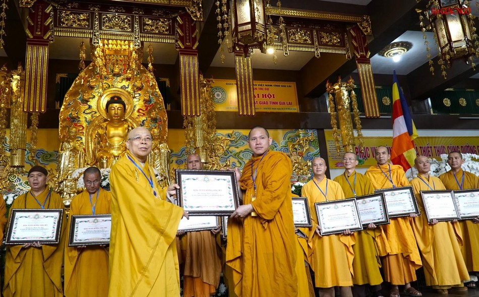 Hòa thượng Thích Quảng Xả trao Bằng Tuyên dương công đức đến thành viên Ban Trị sự Phật giáo tỉnh Gia Lai Hòa thượng Thích Quảng Xả trao Bằng Tuyên dương công đức đến thành viên Ban Trị sự Phật giáo tỉnh Gia Lai