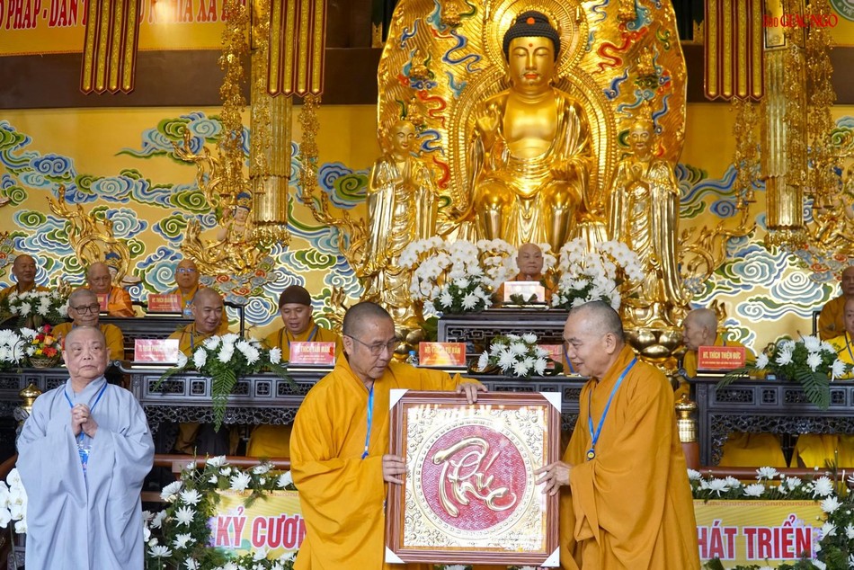 Ban Trị sự tặng quà lưu niệm với chư tôn đức không tham gia nhiệm kỳ mới Ban Trị sự tặng quà lưu niệm với chư tôn đức không tham gia nhiệm kỳ mới