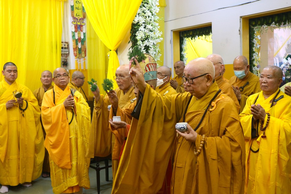 Chư tôn đức thực hiện nghi thức sái tịnh Chư tôn đức thực hiện nghi thức sái tịnh