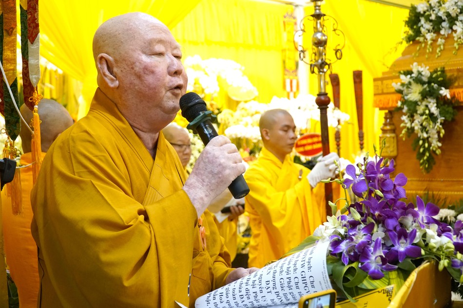 Thượng tọa Thích Duy Trấn đọc lời tưởng niệm Thượng tọa Thích Duy Trấn đọc lời tưởng niệm