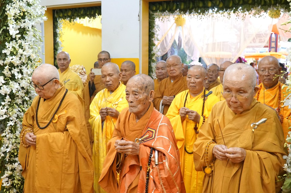 Chư tôn đức thắp hương, tiễn biệt Hòa thượng trước khi lễ di quan diễn ra Chư tôn đức thắp hương, tiễn biệt Hòa thượng trước khi lễ di quan diễn ra