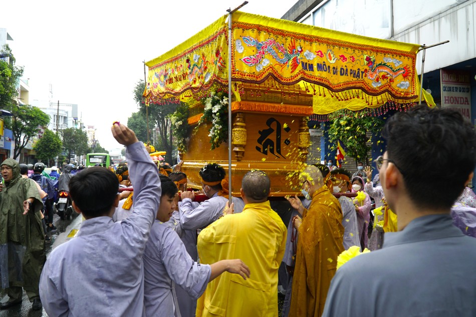 Cung thỉnh kim quan đến nơi trà-tỳ trong tiếng đồng thanh niệm Phật của Tăng Ni, Phật tử Cung thỉnh kim quan đến nơi trà-tỳ trong tiếng đồng thanh niệm Phật của Tăng Ni, Phật tử