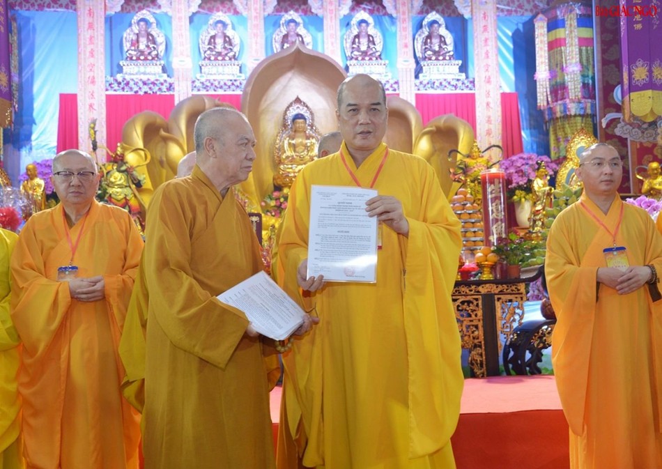 Thượng tọa Thích Truyền Cường nhận quyết định Phó Thường trực Ban Đại diện Phật giáo người Hoa nhiệm kỳ 2022-2027 Thượng tọa Thích Truyền Cường nhận quyết định Phó Thường trực Ban Đại diện Phật giáo người Hoa nhiệm kỳ 2022-2027