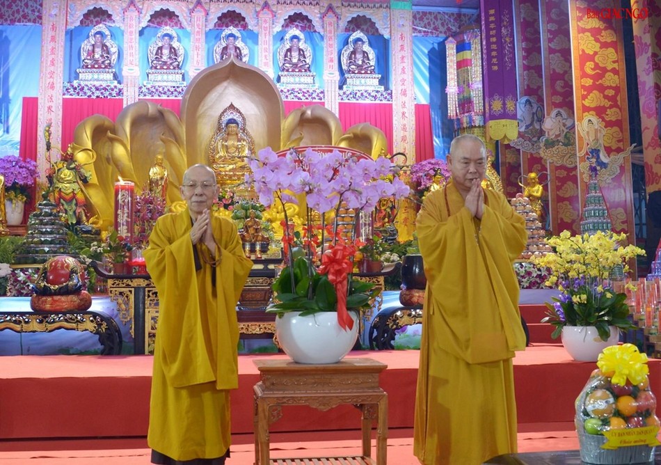Hòa thượng Thích Thiện Đức thay mặt Ban Trị sự GHPGVN TP.HCM tặng hoa chúc mừng Hòa thượng Thích Thiện Đức thay mặt Ban Trị sự GHPGVN TP.HCM tặng hoa chúc mừng