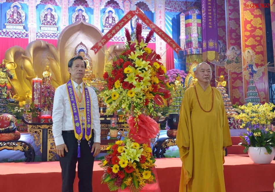 Đại diện Hội quán tặng hoa chúc mừng đến Ban Đại diện Phật giáo người Hoa nhiệm kỳ mới Đại diện Hội quán tặng hoa chúc mừng đến Ban Đại diện Phật giáo người Hoa nhiệm kỳ mới