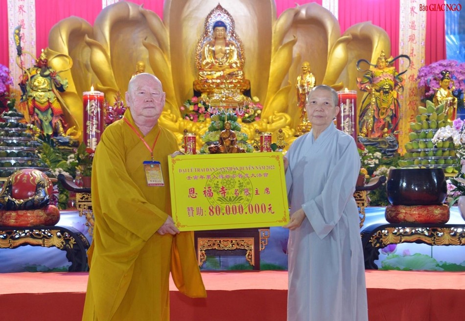 Thượng tọa Thích Duy Trấn đón nhận tịnh tài hỷ cúng Thượng tọa Thích Duy Trấn đón nhận tịnh tài hỷ cúng