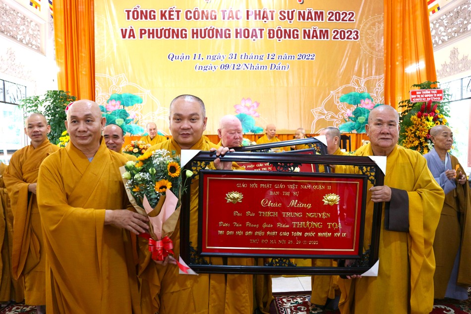 Ban Trị sự Phật giáo quận 11 trao khánh vàng đến chư tôn đức được tấn phong giáo phẩm Thượng toạ Ban Trị sự Phật giáo quận 11 trao khánh vàng đến chư tôn đức được tấn phong giáo phẩm Thượng toạ