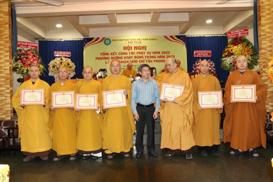 Trao Bằng khen đến chư tôn đức hoàn thành xuất sắc công tác Phật sự năm 2022 Trao Bằng khen đến chư tôn đức hoàn thành xuất sắc công tác Phật sự năm 2022