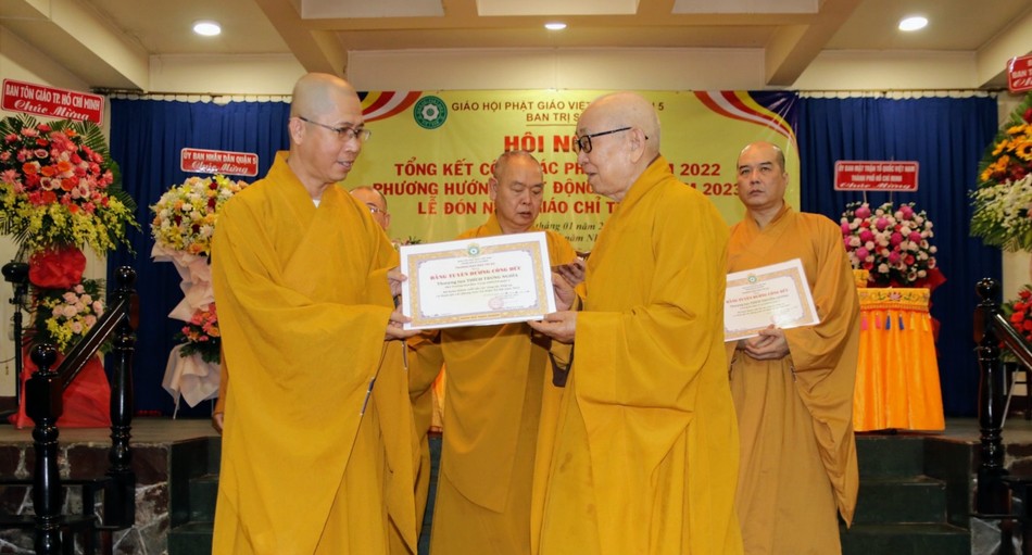 Hòa thượng Thích Như Tín trao Bằng tuyên dương công đức đến thành viên Ban Trị sự Phật giáo quận 5 đạt thành tích xuất sắc trong công tác Phật sự Hòa thượng Thích Như Tín trao Bằng tuyên dương công đức đến thành viên Ban Trị sự Phật giáo quận 5 đạt thành tích xuất sắc trong công tác Phật sự