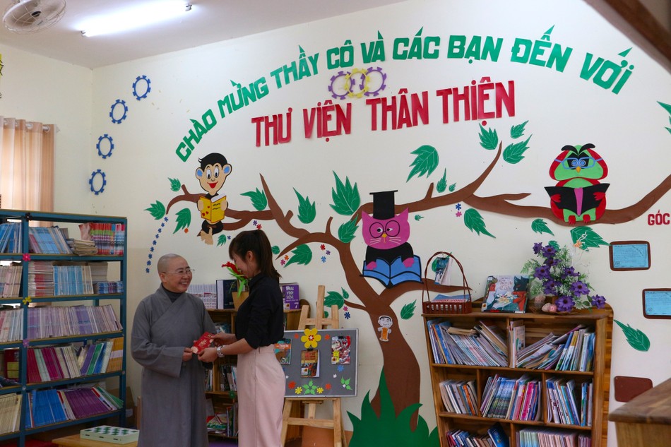 Tặng tiền cho thư viện mua sách, kẹo khuyến khích các em đồng bào đọc sách Tặng tiền cho thư viện mua sách, kẹo khuyến khích các em đồng bào đọc sách