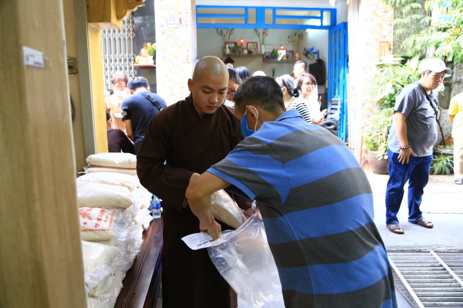 Chư Tăng chùa Thiên Khánh tặng gạo đến người có hoàn cảnh khó khăn tại địa phương