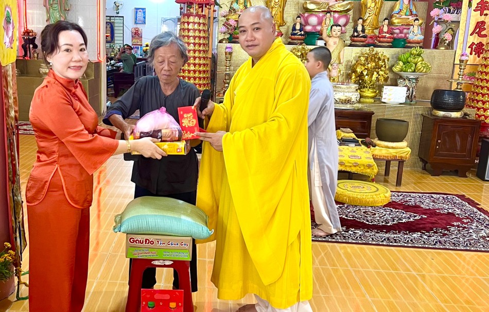 Ngoài được trao tặng quà Tết, người dân còn nhận được lì xì và nghe pháp thoại ngắn từ Đại đức Thích Đức Lộc. Ảnh: Nhóm Bước Chân An Lạc