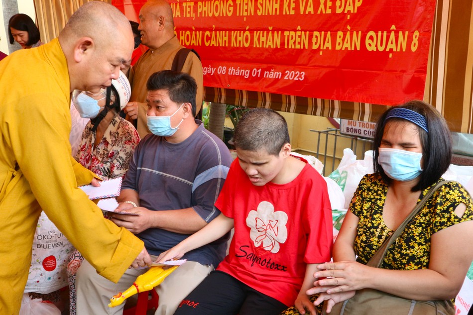 Em Lý Yến Linh nhận tiền Tết từ Thượng tọa Thích Huệ Công, trụ trì chùa Long Hoa Em Lý Yến Linh nhận tiền Tết từ Thượng tọa Thích Huệ Công, trụ trì chùa Long Hoa