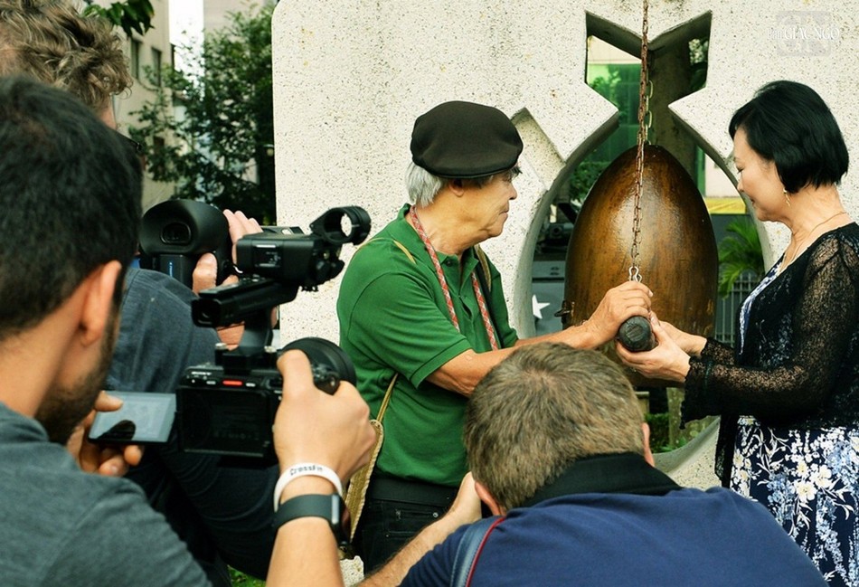 Nick Út và Kim Phúc rung chuông cầu nguyện hòa bình tại Bảo tàng chứng tích chiến tranh TP.HCM. Ảnh: Trần Thế Phong